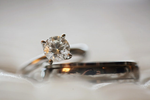 white sapphire vs moissanite