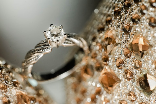how to choose an engagement ring to suit your hand