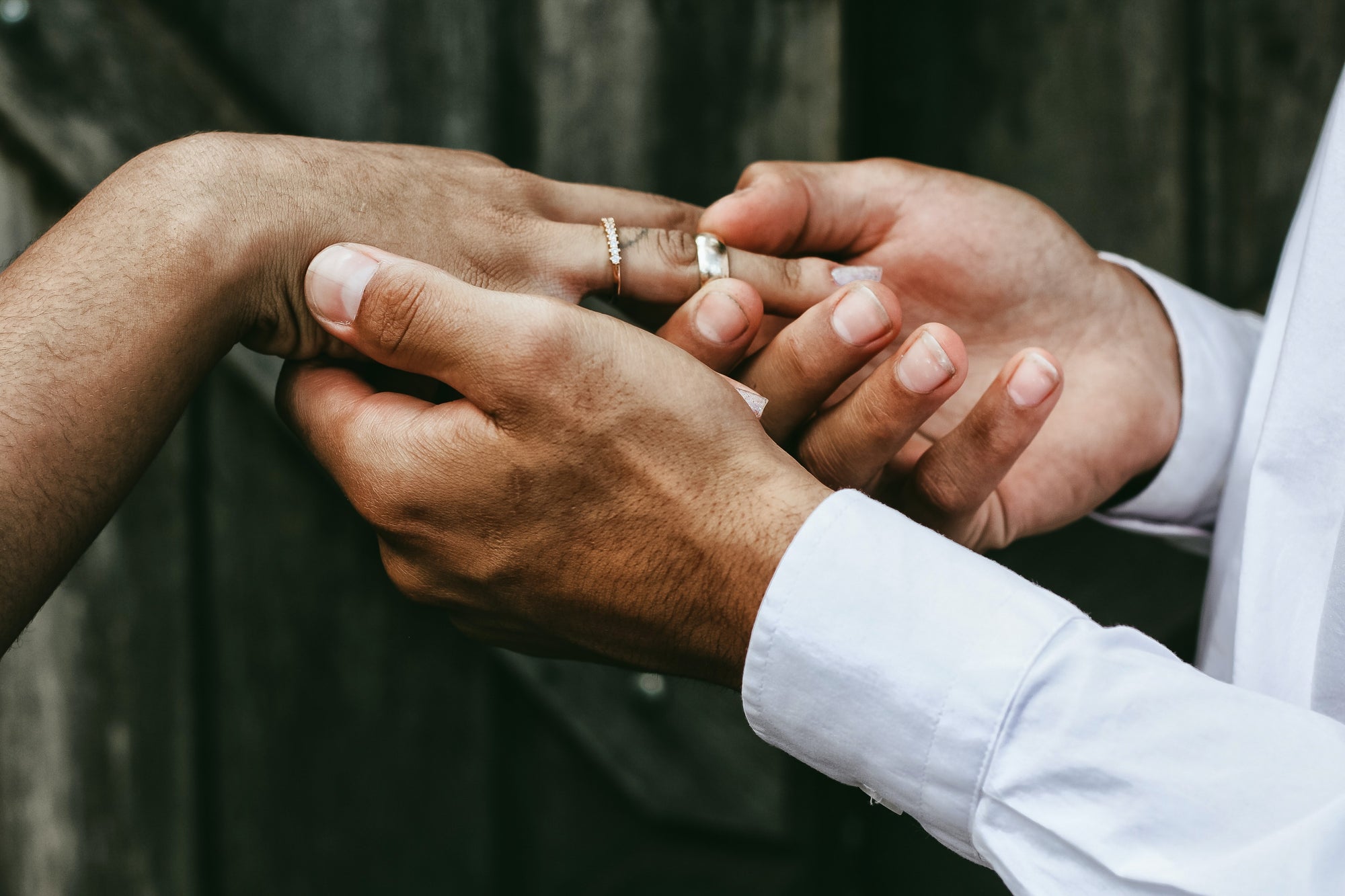 how to keep engagement ring from spinning